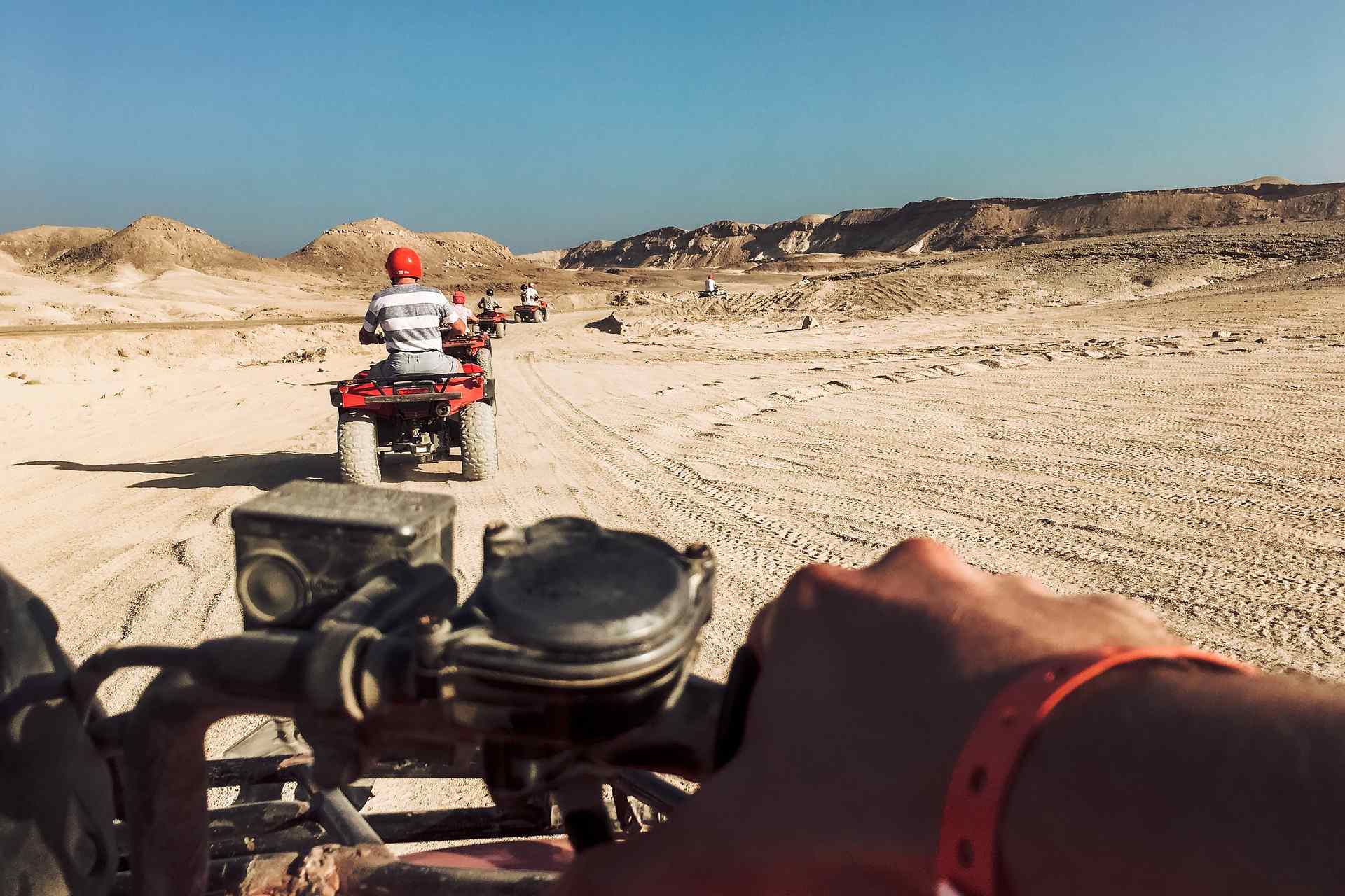 Ein Bild von einem Quad auf einer sandigen Straße